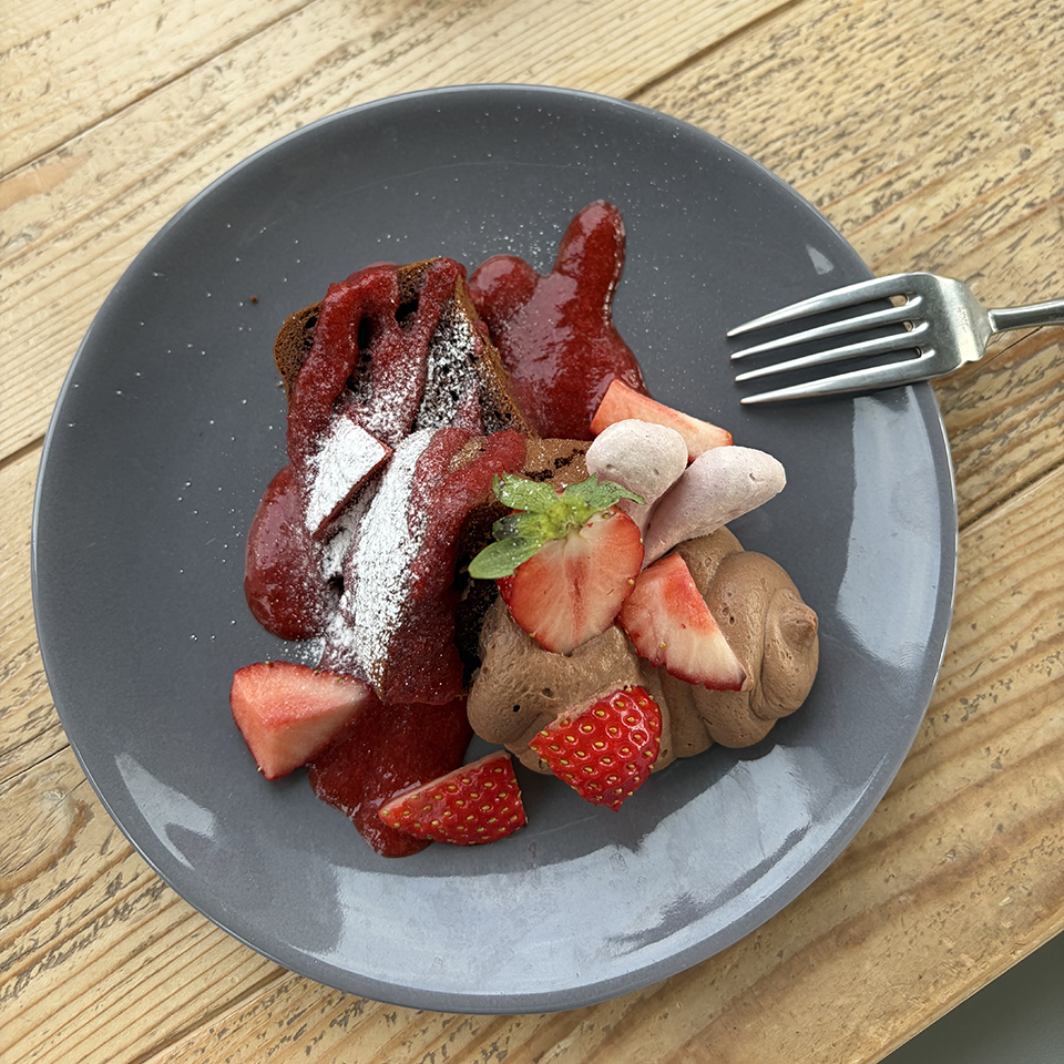 苺とチョコレートのエンジェルケーキ