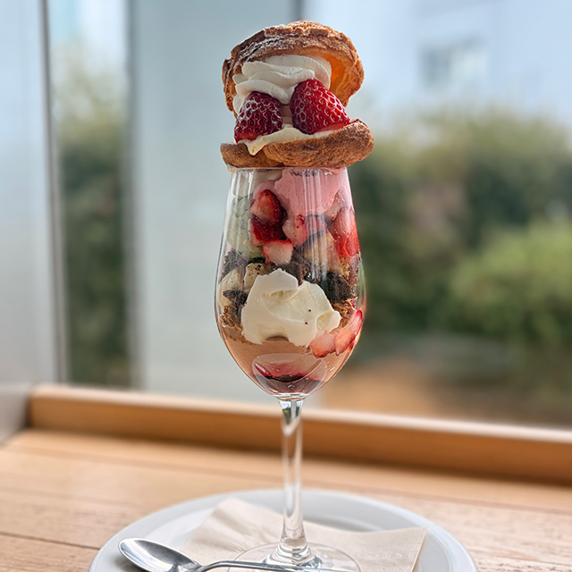 春めく、苺とバジルジェラートのパフェ