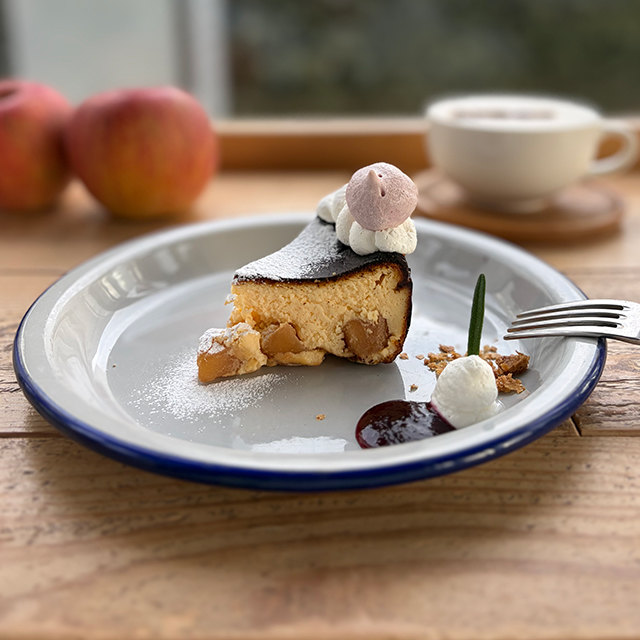 林檎とキャラメルのバスクチーズケーキ