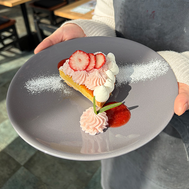 苺と桜のタルト